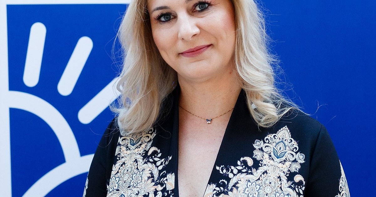 The high school where students are specialized by companies in the most sought-after jobs.  Children are employed immediately after graduation