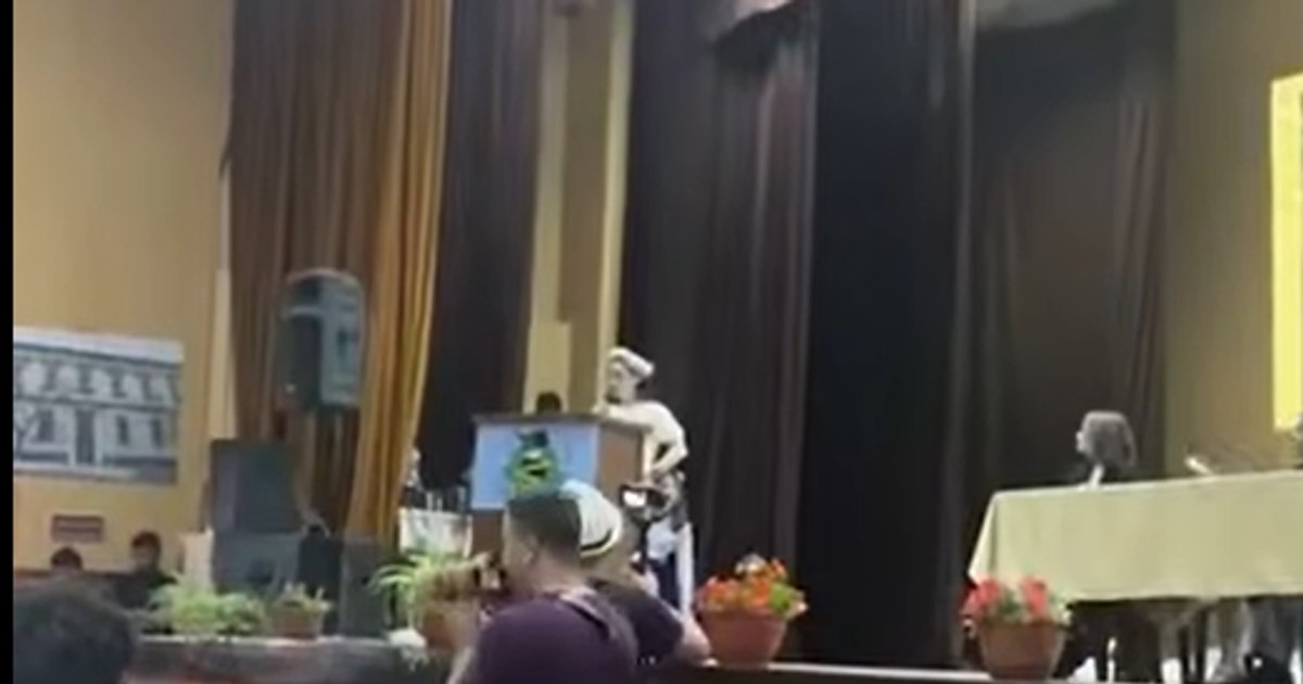 The scathing speech of a promotion head: "School taught us how to be superficial and hypocritical, not to develop ethically and morally"