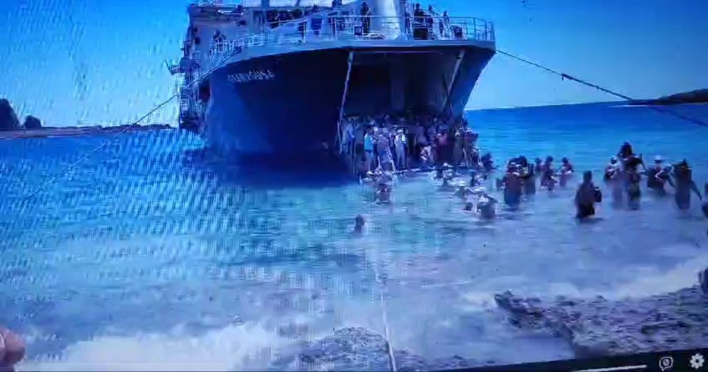 Unpleasant surprise for a group of Romanian tourists in Greece: they were taken off the ferry directly into deep water: "The children were scared" VIDEO