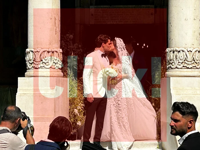 Elena and Ianis Hagi while kissing