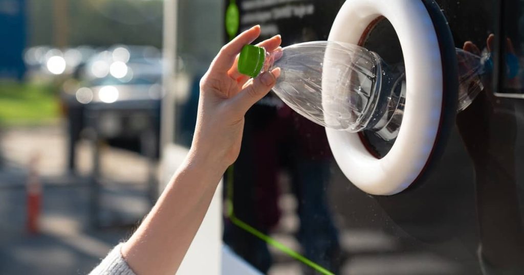 18,000 lei are earned per month from the collection of empty bottles.  The Minister of the Environment, outraged that the police fine those who remove PETs from the trash cans