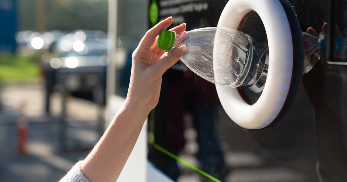 18,000 lei are earned per month from the collection of empty bottles.  The Minister of the Environment, outraged that the police fine those who remove PETs from the trash cans