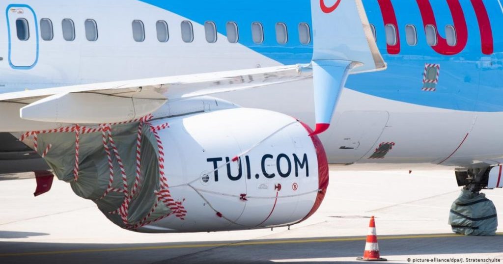 A woman was shocked by the gesture made by her boyfriend on the plane.  The man returned from the toilet with... the stewardess VIDEO