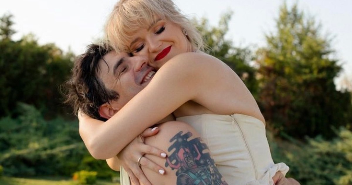 A young Romanian actor got married secretly on the beach.  Godfather was a well-known protagonist in the production "Las Fierbinţi"