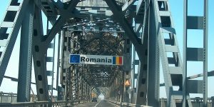 Traffic on the Giurgiu–Ruse bridge, directed by traffic controllers. Parking is prohibited