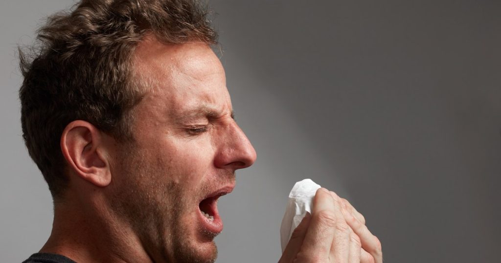 Amazing medical case in the US: A man sneezed so hard that he expelled his intestine outside his body