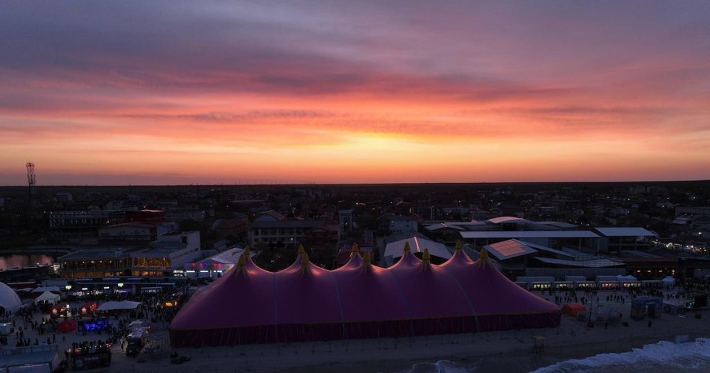 "Beach, Please!" has begun, in Costinesti.  Travis Scott, for the first time in Romania, in concert with hundreds of artists