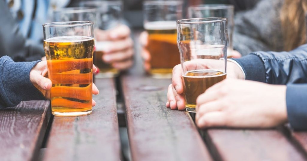 Doctor: "Nothing compares to alcohol-induced delirium."  More and more alcoholics in psychiatric hospitals