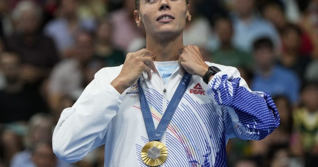 How does the Romanian state reward Popovici's performance at the 2024 Olympic Games