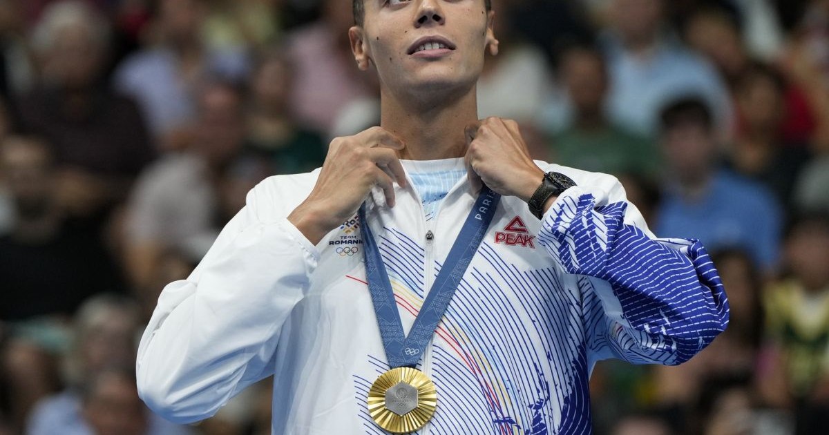 How does the Romanian state reward Popovici's performance at the 2024 Olympic Games