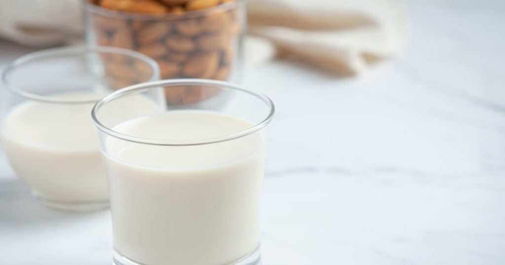 Milk, the unexpected hero of hydration.  It's better than water on hot days.  Mihaela Bilic: "milk also has 87% water" VIDEO