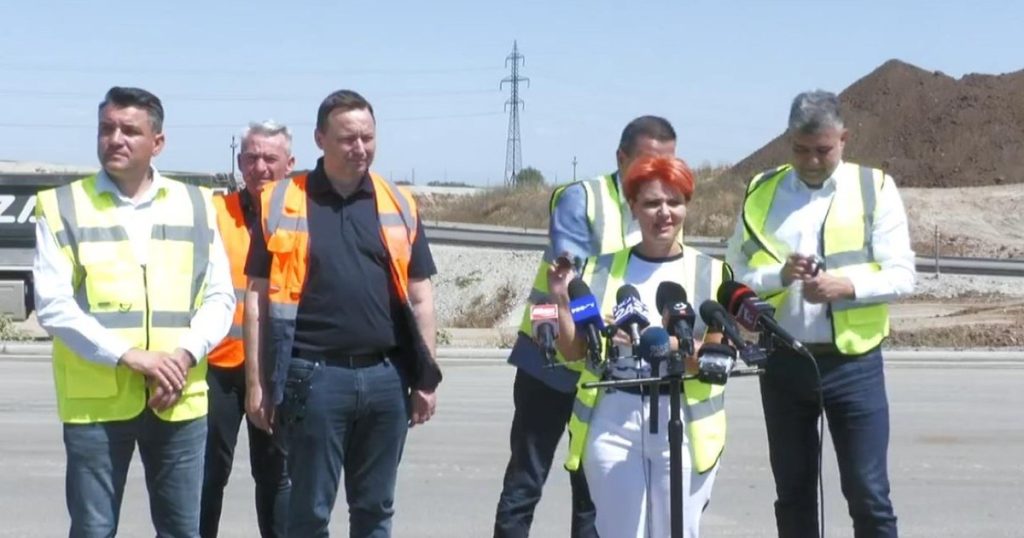 Prime Minister Ciolacu tried Grindeanu's watch.  Ironies addressed to Rareş Bogdan: "He's cheaper than some handkerchiefs" |  VIDEO