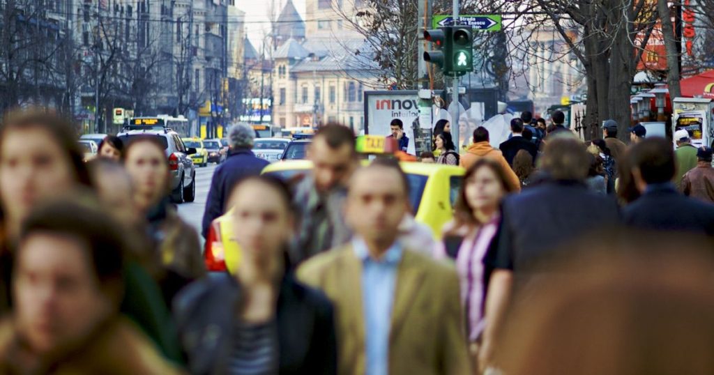 Survey: Half of Romanians believe that politicians hide the real reasons behind their decisions
