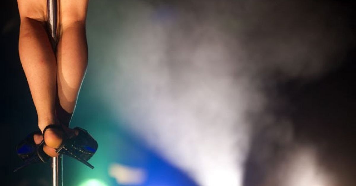 Teenage girls from Vaslui, in the care of the state, entertainers in a night club