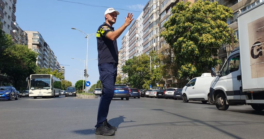 The asphalt in the intersection of Piața Victoriei bears the prints of police boots.  "Conductor" on 50 degrees Celsius VIDEO