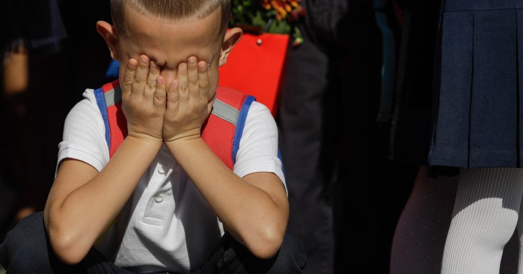 Uniforms, compulsory in schools.  The proposal outrages parents: "There will be a scandal"