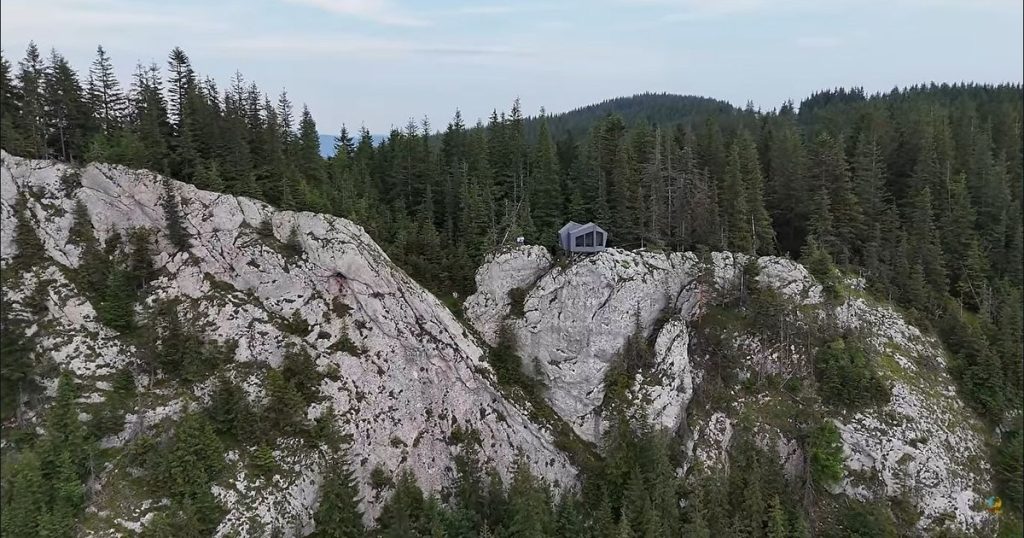 VIDEO The most spectacular accommodation in Romania, above a cliff, is free.  "Woe is me, I'm shivering"