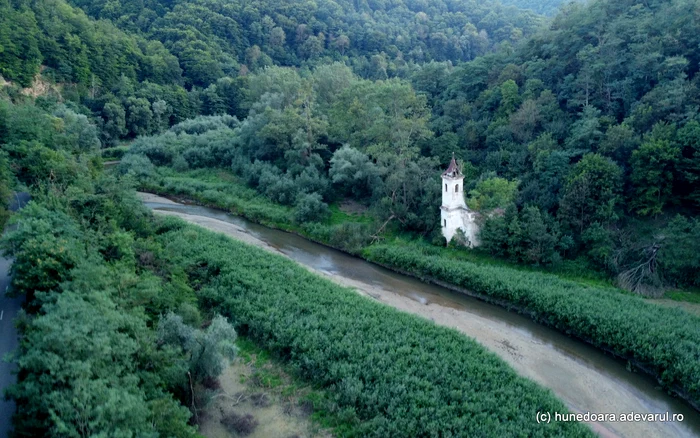 The church at the tail of Cinciș lake. Photo: Daniel Guță THE TRUTH