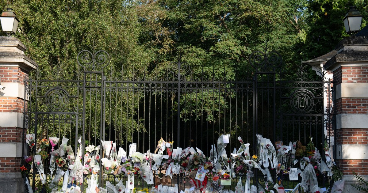 Alain Delon was buried in "the strictest privacy" within the grounds of his estate. What were the rules of the event
