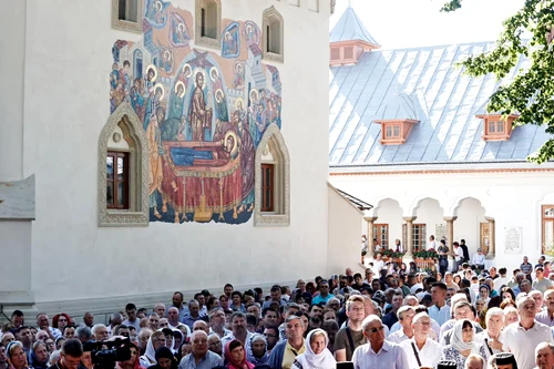 Marcel Ciolacu participated in the service of Saint Mary, at the Văratic Monastery. PHOTO Facebook
