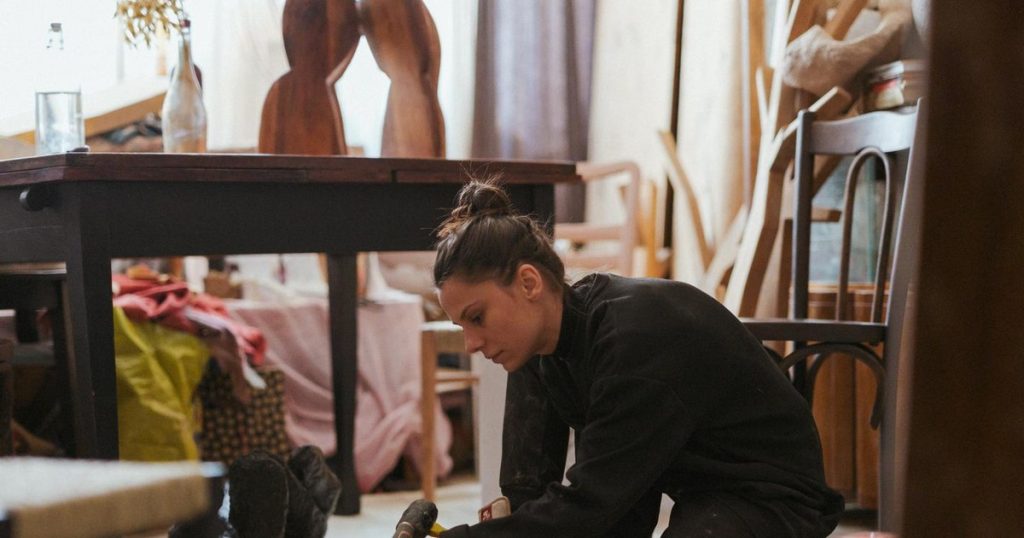 "Echouri si lumini", an exhibition by Monica Ioniță, which revives recycled materials through art