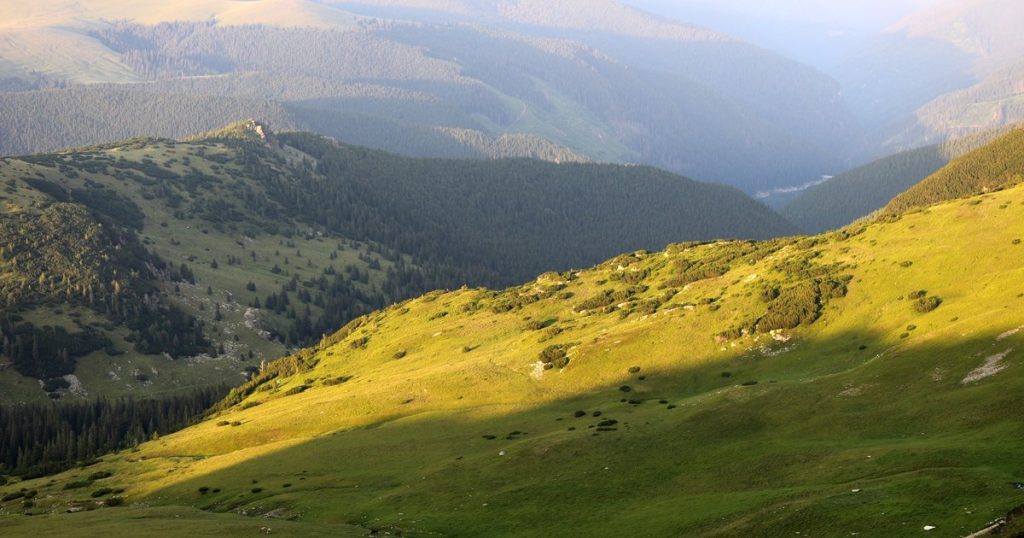 Journey to the wonderful places of the Parâng Mountains, on the roads that cross the Carpathians VIDEO