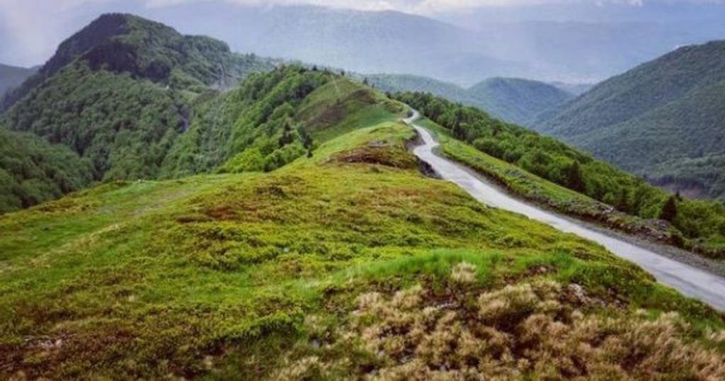 Mountain roads that stop in the wilderness, tourist landmarks. Where is Transvâlcan, the forgotten road from the Carpathians VIDEO