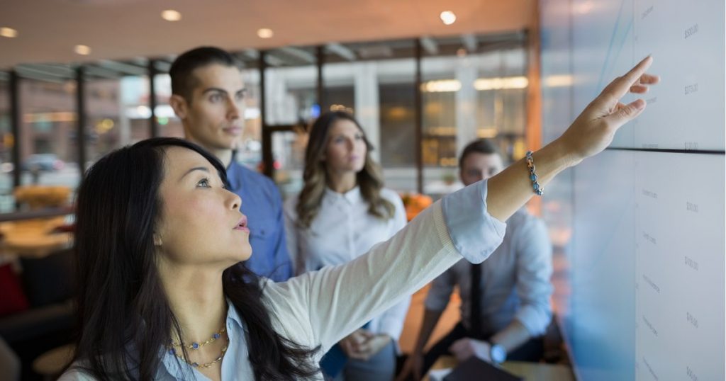 Romanian youth and the boiled frog syndrome. Education Expert: "They are unassuming, fearful, uninvolved and indulge in mediocrity"