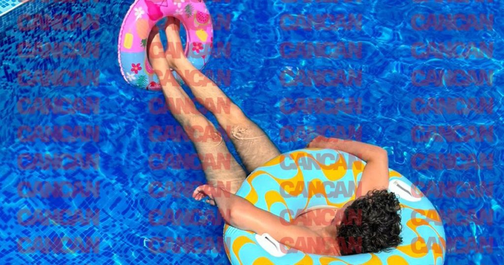 Tasty pictures of Nicușor Dan at the pool, in his underwear: he inflates the roll and then tests it, while making the raft