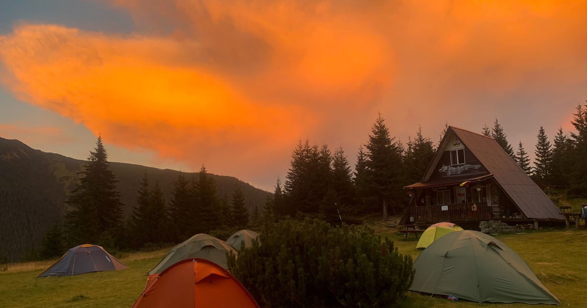 The places in Retezat where tourists can stay overnight, with a tent. What they are not allowed to do on the mountain