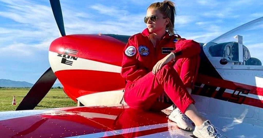 The story of the only female pilot in Romania's acrobatic team. He started flying at 16 and will participate in the European championships