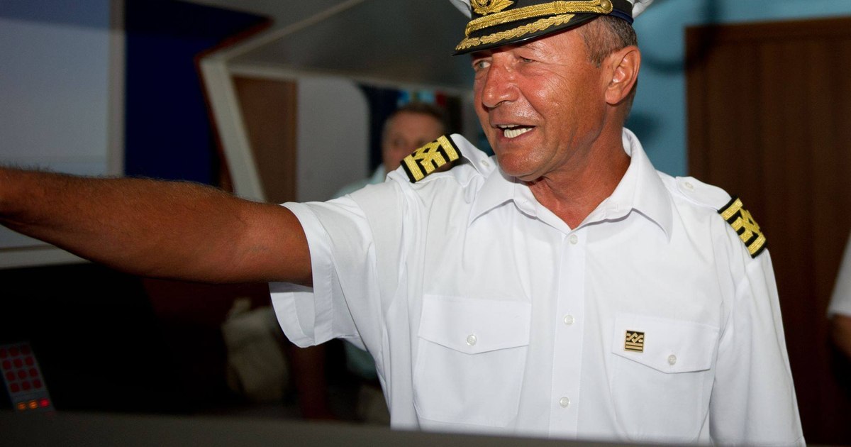 Traian Băsescu heated up the internet with his first post on Facebook after almost two years. "We are waiting for you to announce your candidacy"