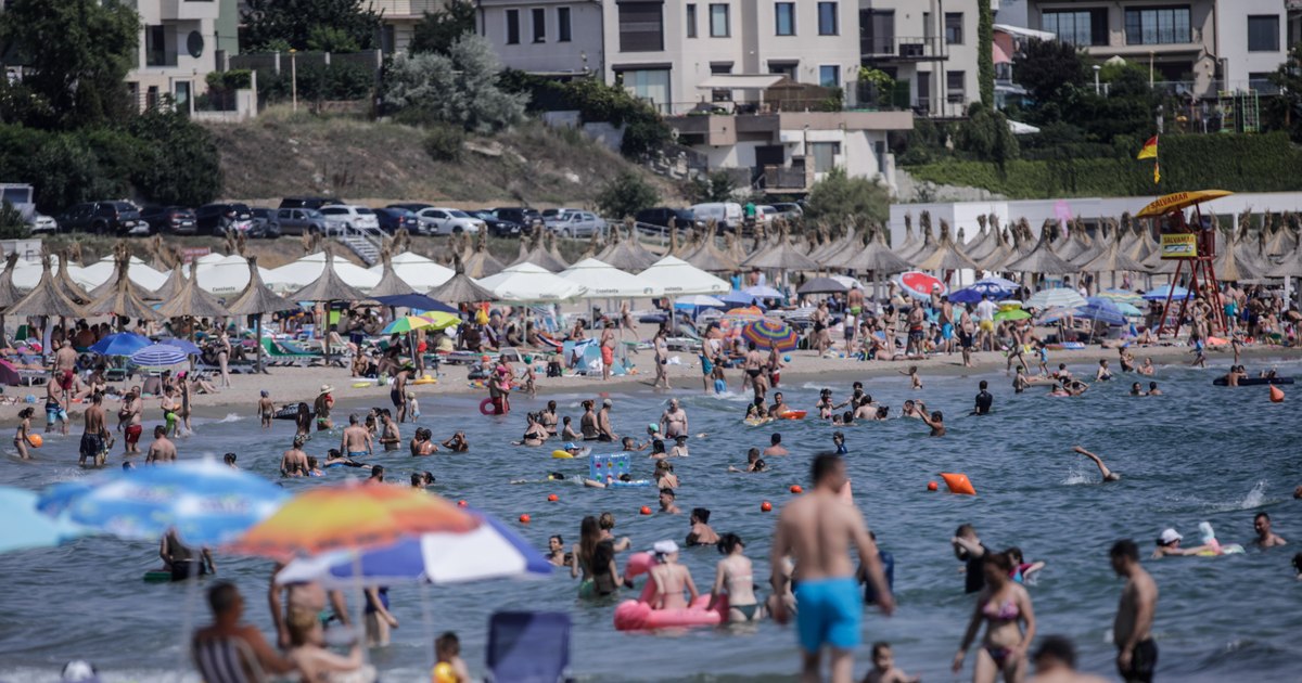 UV alert at the beach. The aggressive disease that tourists are exposed to
