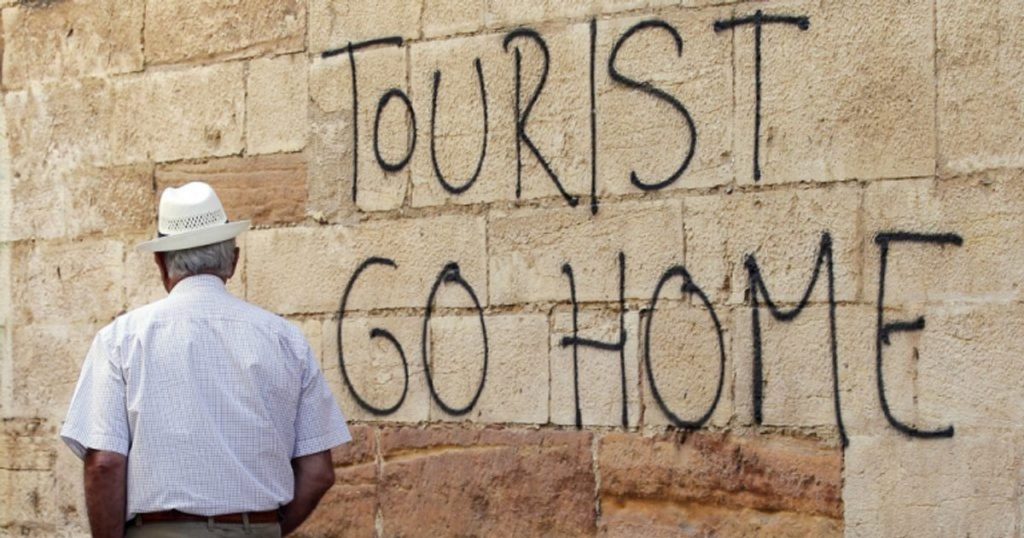 Video Southern Europe, fed up with tourists: "Go home!". How popular destinations are fighting over-tourism