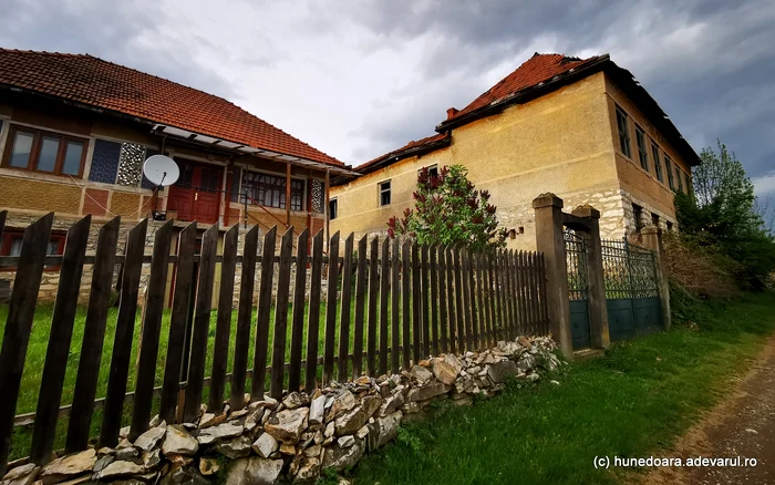 The boarding school building (right) in Alun. Photo: Daniel Guță. TRUTH
