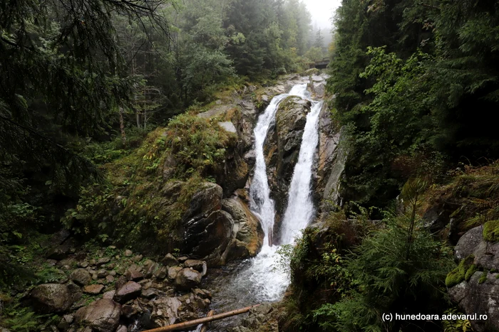 Lolaia waterfall from Retezat. Photo: Daniel Guță. TRUTH