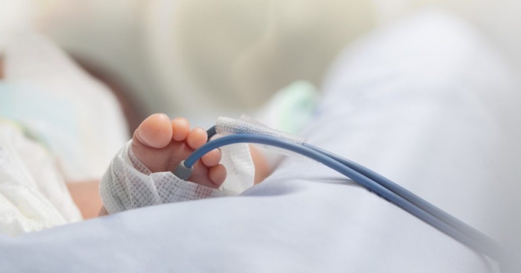 A one-year-old girl was diagnosed with dementia. What unusual symptoms he had