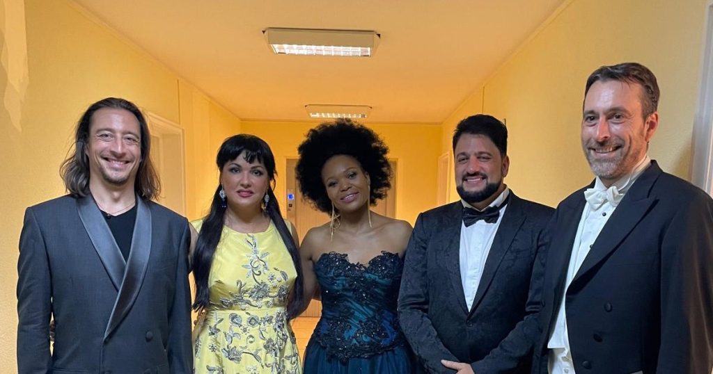 Anna Netrebko: An evening of glamor and style in Bucharest. The soprano changed 4 outfits during the 90 minutes of the concert