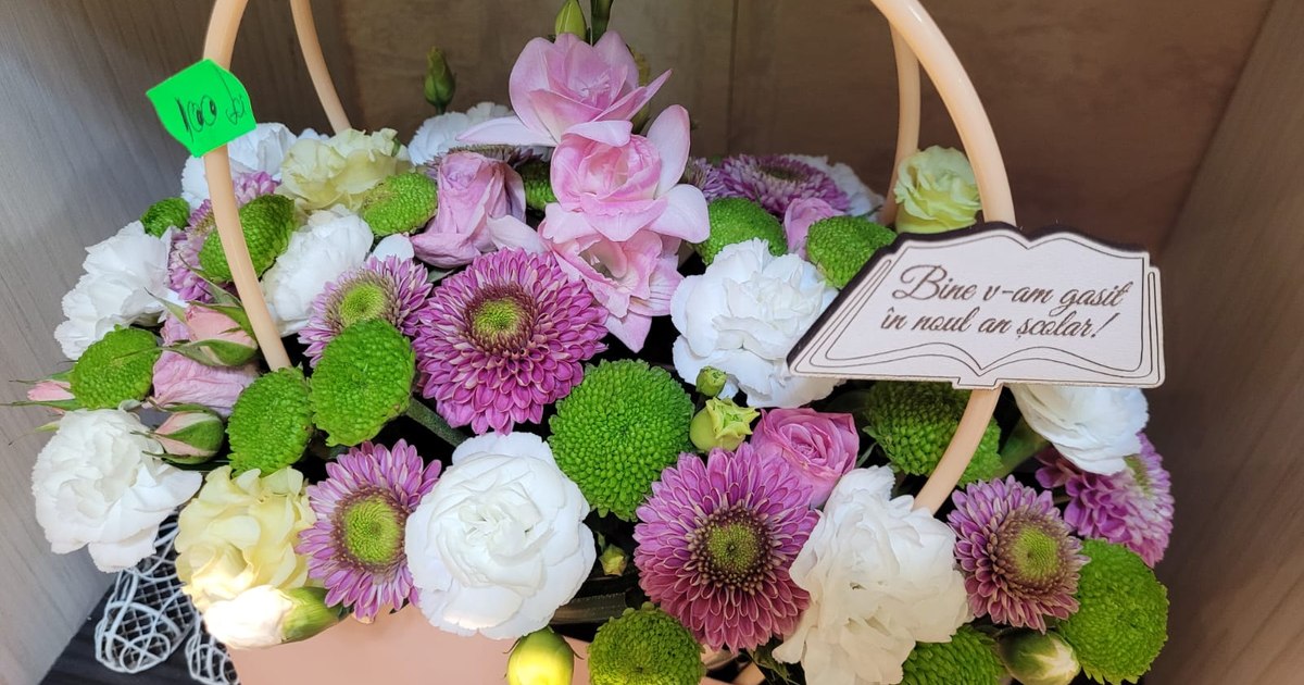 Do we bring flowers to the teachers at the beginning of the school year or not? The elegant solution found by a teacher from Cluj