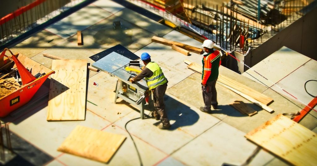 How much did a Romanian who works in construction in Brussels end up earning. In the country he received a salary of 1,600 lei