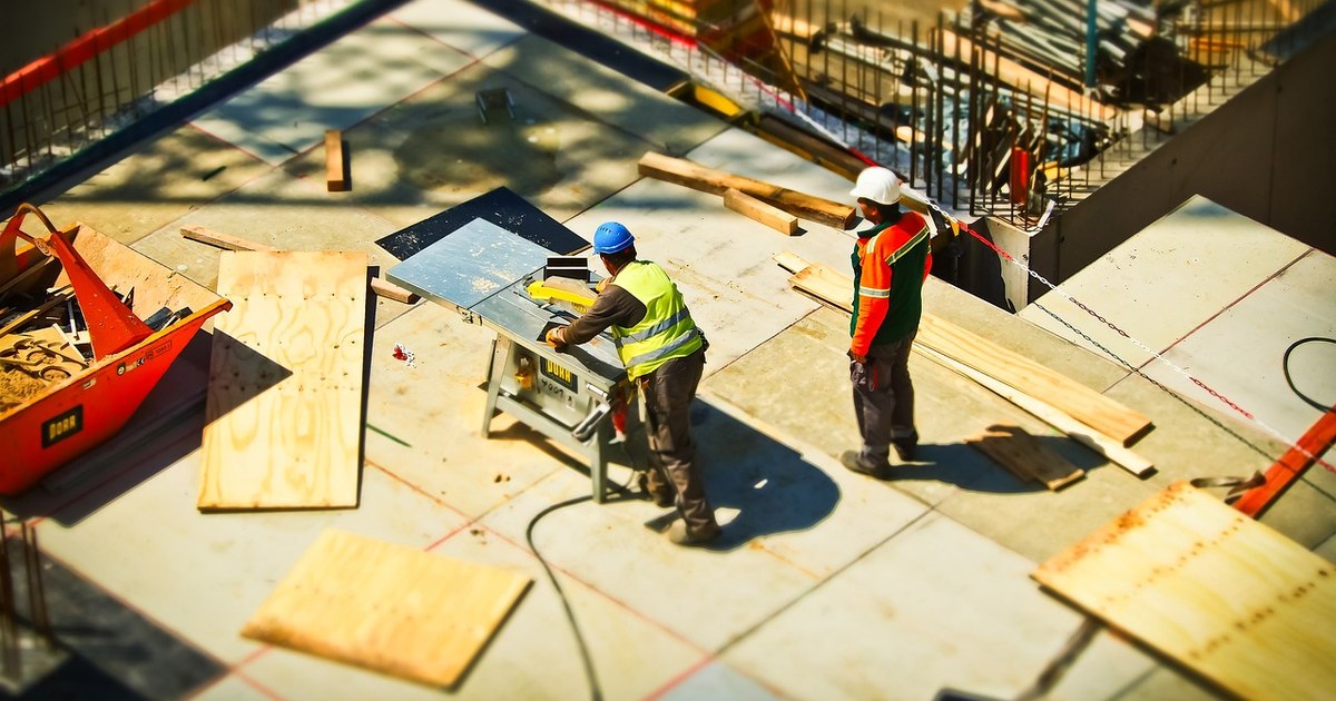 How much did a Romanian who works in construction in Brussels end up earning. In the country he received a salary of 1,600 lei