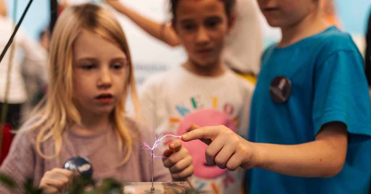 The night science comes alive. Amazing live demos and experiments in your city