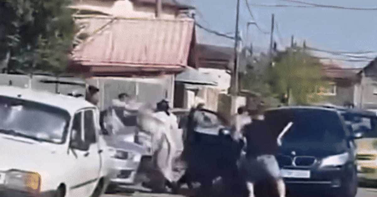 Video Fight in the street in the city of Pantelimon between two clans. The attackers then went to the hospital and destroyed equipment in the guard room