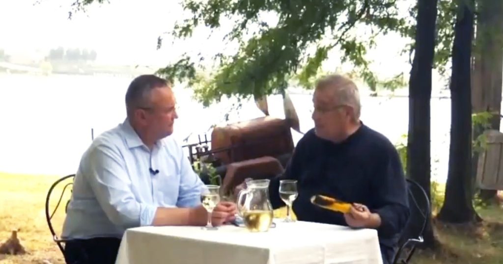 Video Nicolae Ciucă launched his book with fiddlers and dishes from Olteni, together with Mircea Dinescu. "In the service of the country" is also available online, free of charge