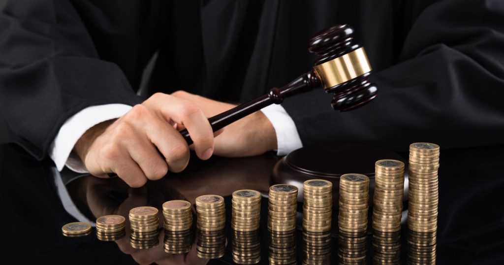 "We have much more important issues to deal with." The new uniforms of the magistrates cause heated discussions