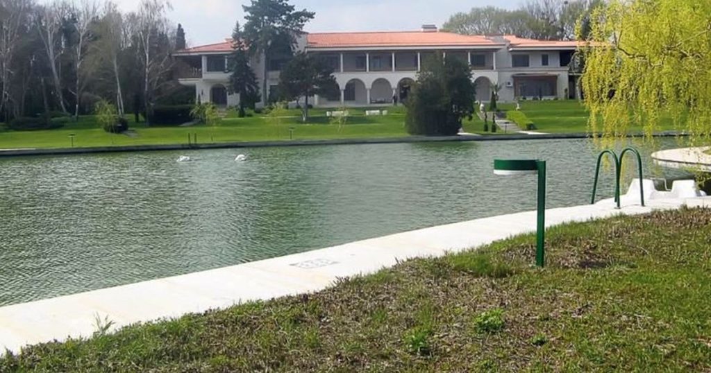 What luxury features does the protocol villa of President Iohannis from Neptun have. She was Ceaușescu's favorite and delighted George W. Bush