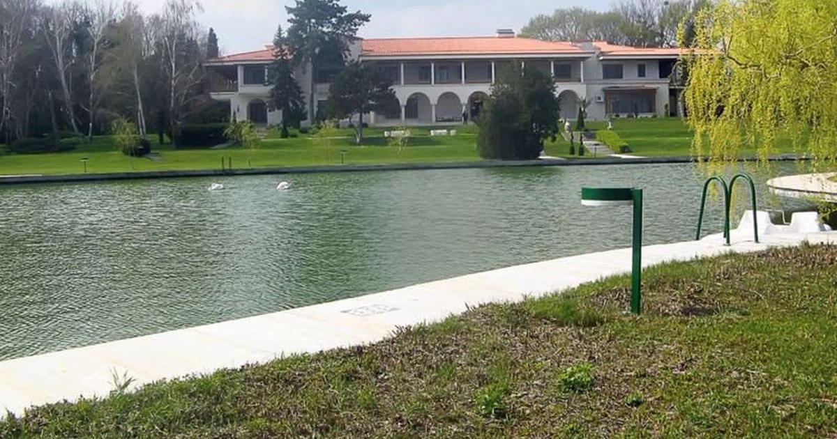 What luxury features does the protocol villa of President Iohannis from Neptun have. She was Ceaușescu's favorite and delighted George W. Bush