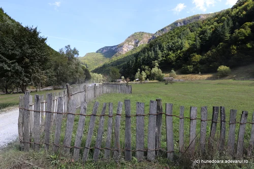 The Streiului Valley in the Șureanu Mountains and the Şipote Waterfall Photo Daniel Guță THE TRUTH (7) JPG