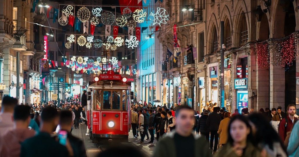 A new form of theft targets Romanian tourists in a highly sought-after European city. "Don't give up, photograph everything"