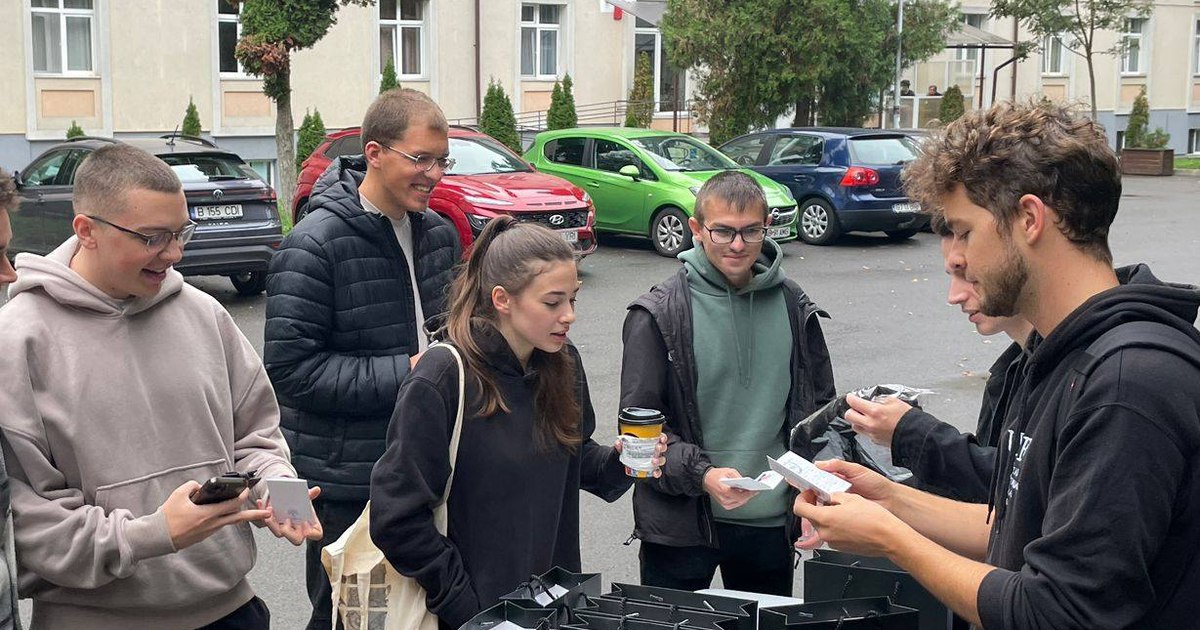 "All the star players from Transylvania should do us sx o...l". Promotional kits from U Cluj for students with messages from the lawn